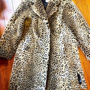 Gorgeous  vintage faux fur leopard coat, super warm, excellent condition.
